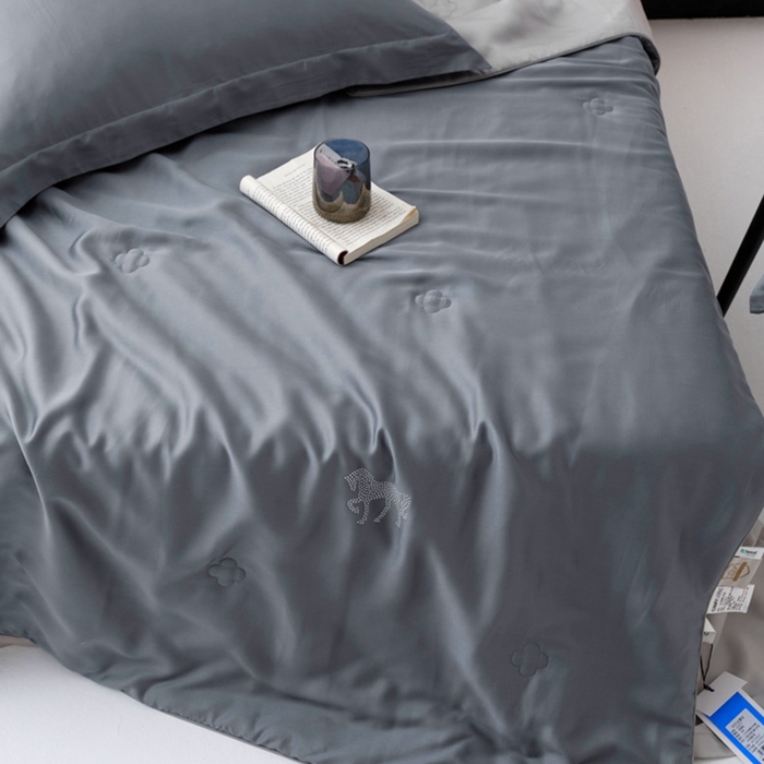 91家纺网 家纺一手货源 找家纺 CINNY馨宜 2026新款60莱赛尔大豆纤维撞色天丝夏被-伯爵 雾霾蓝