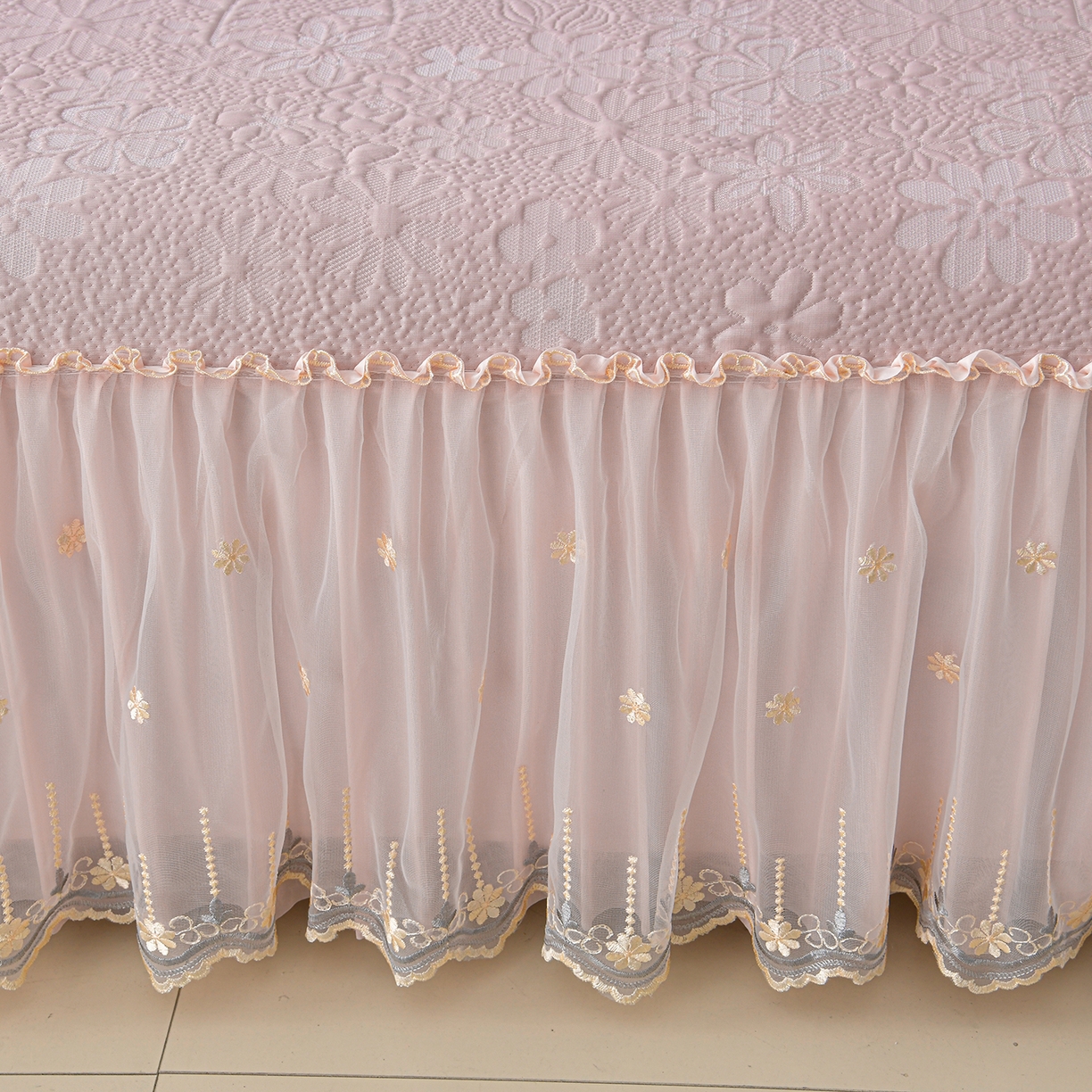 91家纺网 家纺一手货源 找家纺 民新家纺 2026新款3D立体冰豆豆席床裙三件套 漫舞-粉