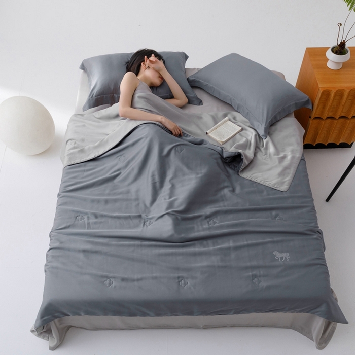 91家纺网 家纺一手货源 找家纺 CINNY馨宜 2026新款60莱赛尔大豆纤维撞色天丝夏被-伯爵 雾霾蓝