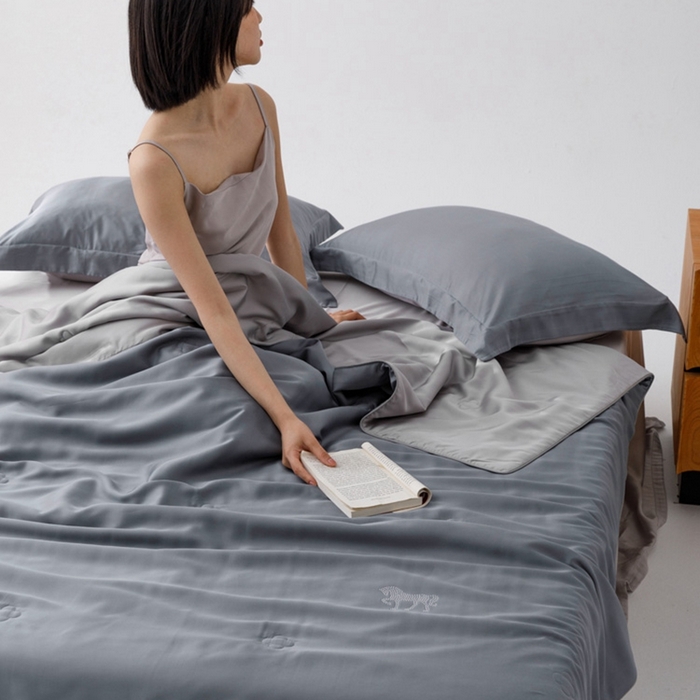 91家纺网 家纺一手货源 找家纺 CINNY馨宜 2026新款60莱赛尔大豆纤维撞色天丝夏被-伯爵 雾霾蓝