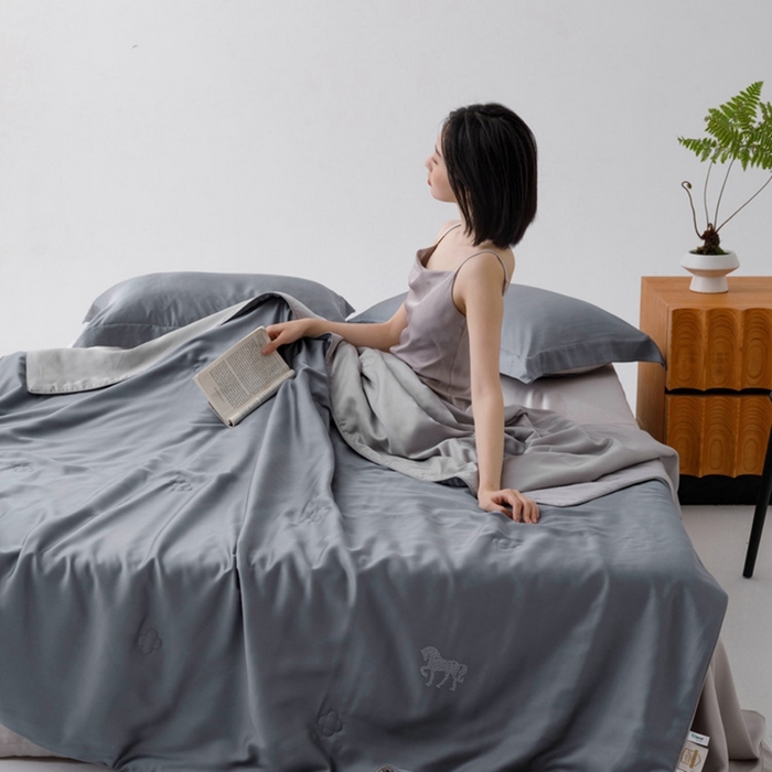 91家纺网 家纺一手货源 找家纺 CINNY馨宜 2026新款60莱赛尔大豆纤维撞色天丝夏被-伯爵 雾霾蓝