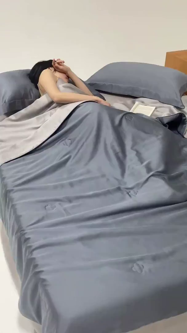 91家纺网 家纺一手货源 找家纺 CINNY馨宜 2026新款60莱赛尔大豆纤维撞色天丝夏被-伯爵 雾霾蓝