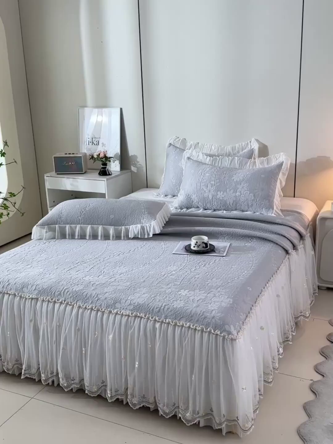 91家纺网 家纺一手货源 找家纺 民新家纺 2026新款3D立体冰豆豆席床裙三件套 漫舞-灰