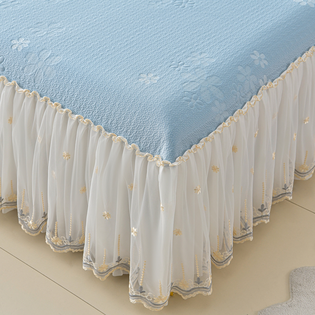 91家纺网 家纺一手货源 找家纺 民新家纺 2026新款3D立体冰豆豆席床裙三件套 幸运花朵-蓝