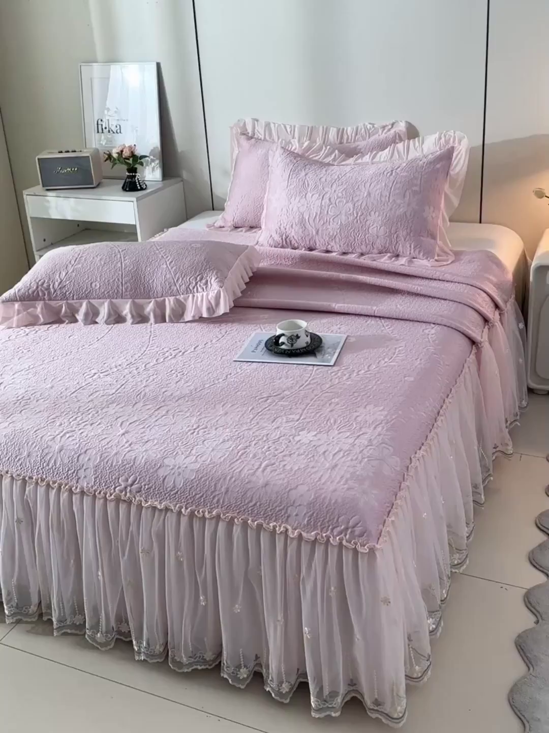 91家纺网 家纺一手货源 找家纺 民新家纺 2026新款3D立体冰豆豆席床裙三件套 漫舞-粉