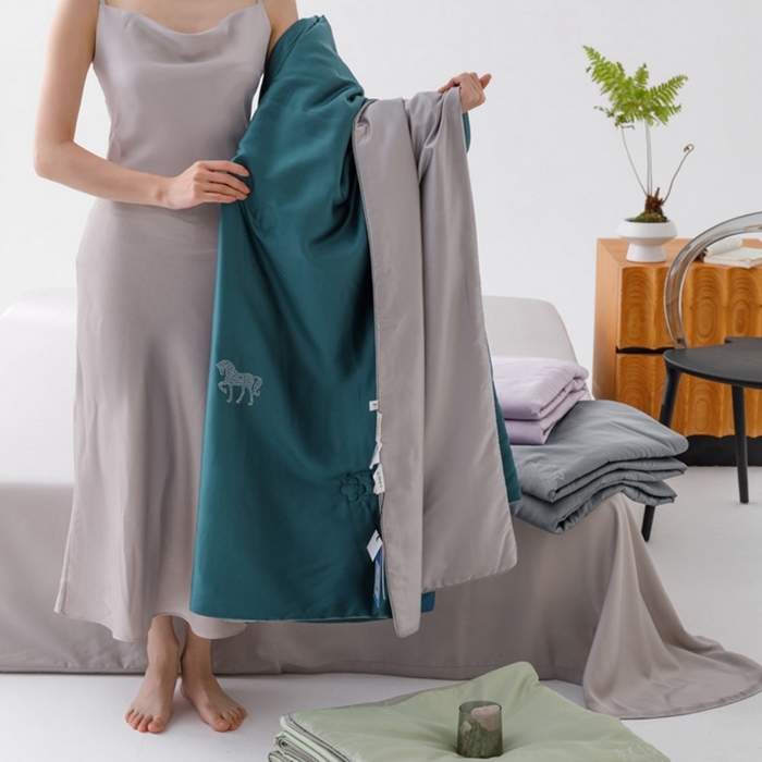 91家纺网 家纺一手货源 找家纺 CINNY馨宜 2026新款60莱赛尔大豆纤维撞色天丝夏被-伯爵 组合图