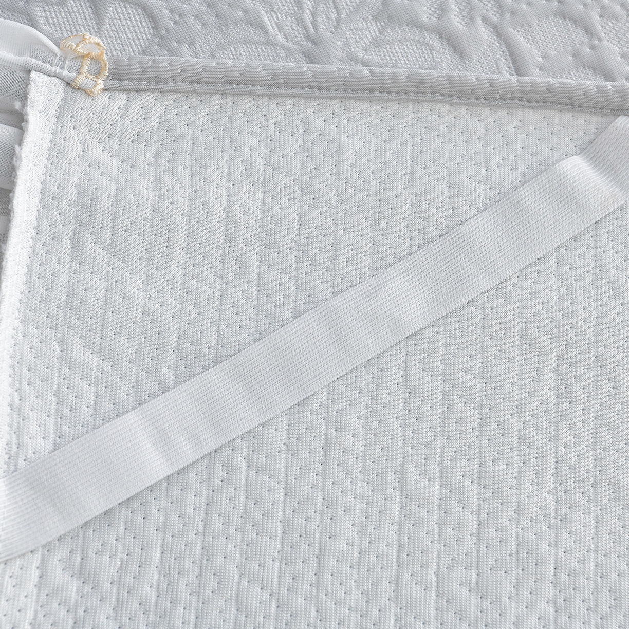 91家纺网 家纺一手货源 找家纺 民新家纺 2026新款3D立体冰豆豆席床裙三件套 漫舞-灰