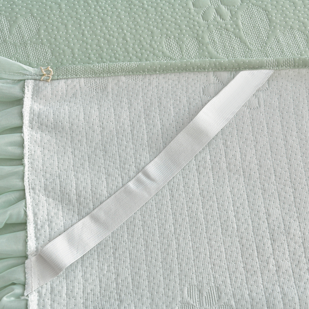 91家纺网 家纺一手货源 找家纺 民新家纺 2026新款3D立体冰豆豆席床裙三件套 幸运花朵-绿