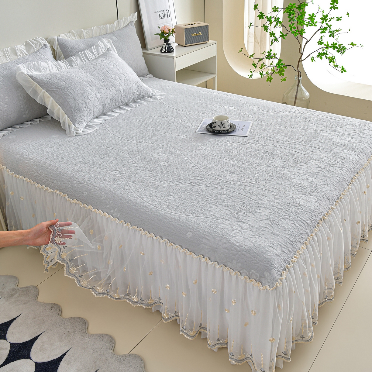 91家纺网 家纺一手货源 找家纺 民新家纺 2026新款3D立体冰豆豆席床裙三件套 漫舞-灰