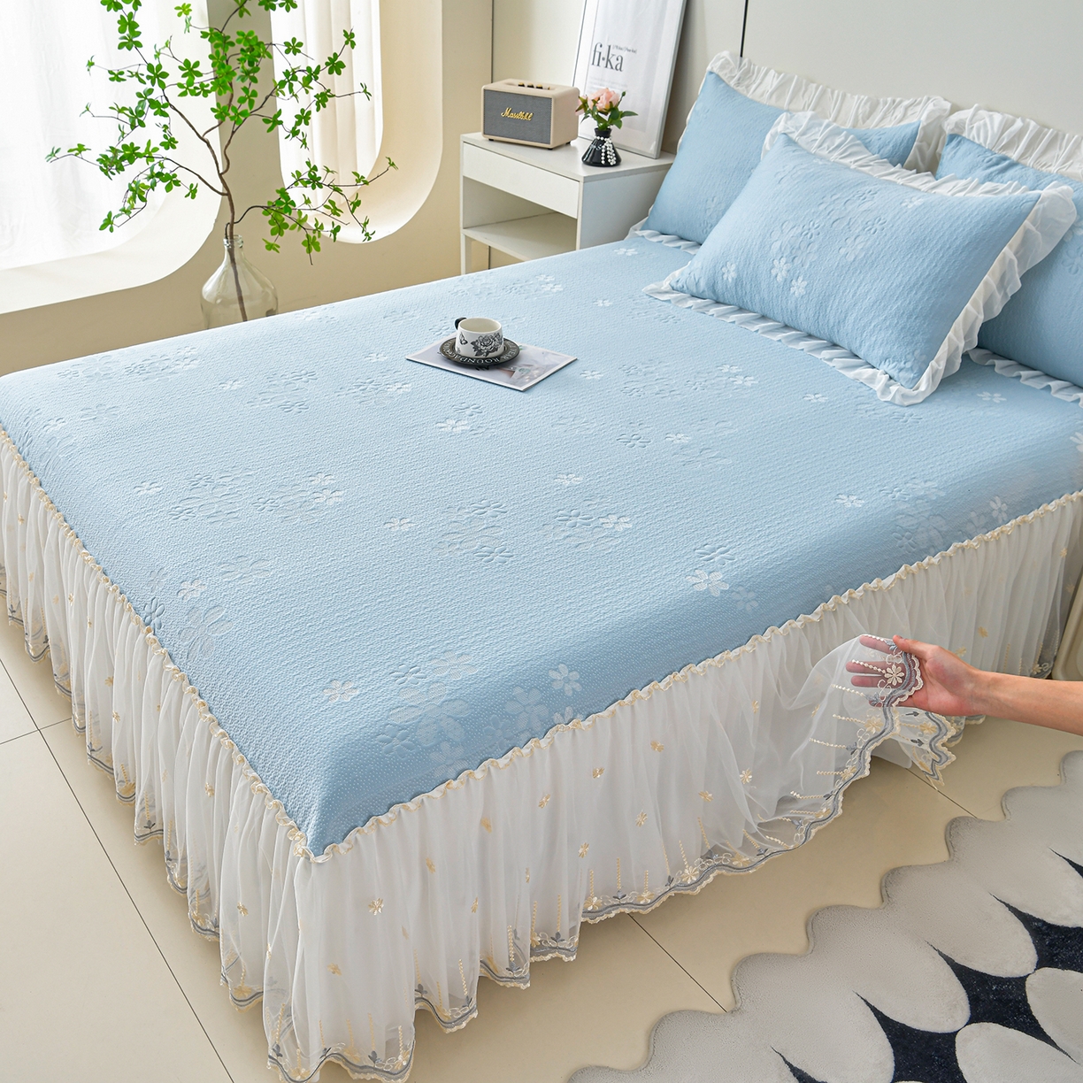 91家纺网 家纺一手货源 找家纺 民新家纺 2026新款3D立体冰豆豆席床裙三件套 幸运花朵-蓝