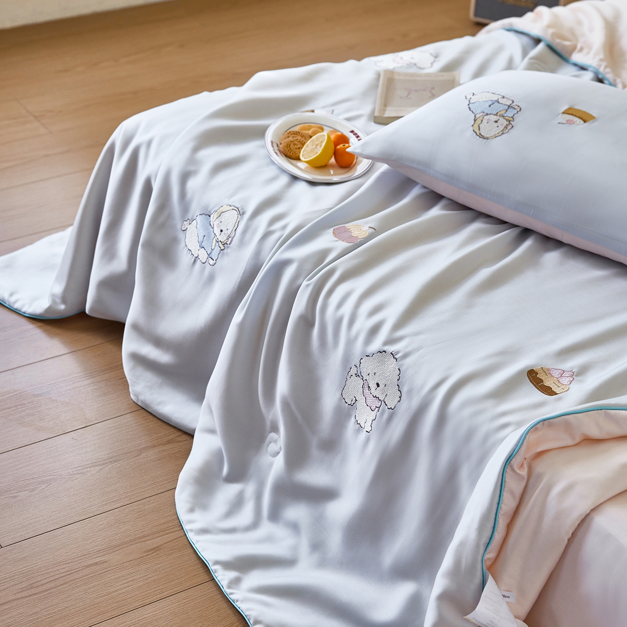 91家纺网 家纺一手货源 找家纺 风向标家纺 2026新款50天丝大豆棉夏被-萌宠甜夏系列 蓝汪浅夏