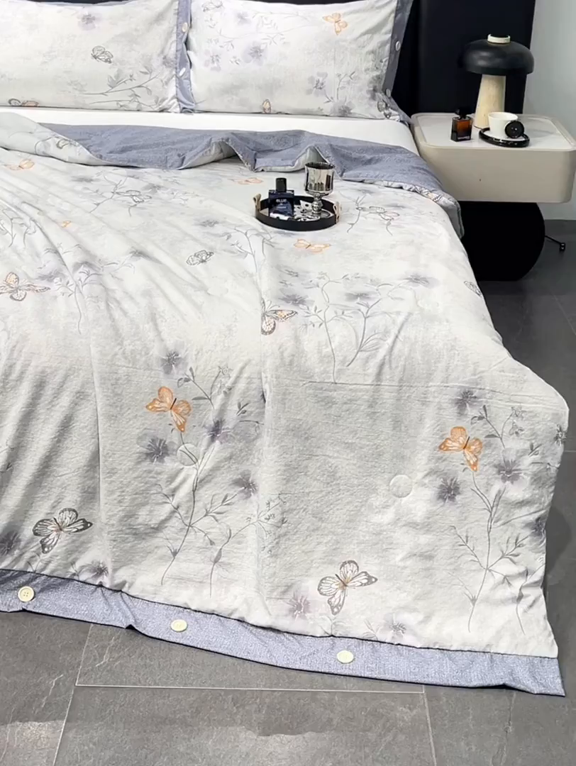 91家纺网 家纺一手货源 找家纺 圣比熊 2026新款A类夏天原麻纽扣加厚夏被宿舍双人床仿亚麻被子被芯 花与蝶