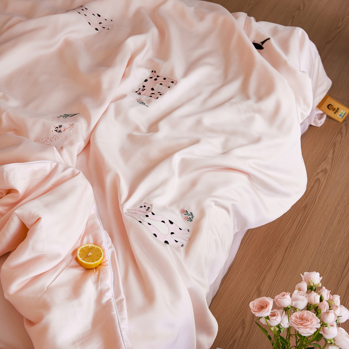 91家纺网 家纺一手货源 找家纺 风向标家纺 2026新款50天丝大豆棉夏被-萌宠甜夏系列 粉色夏天