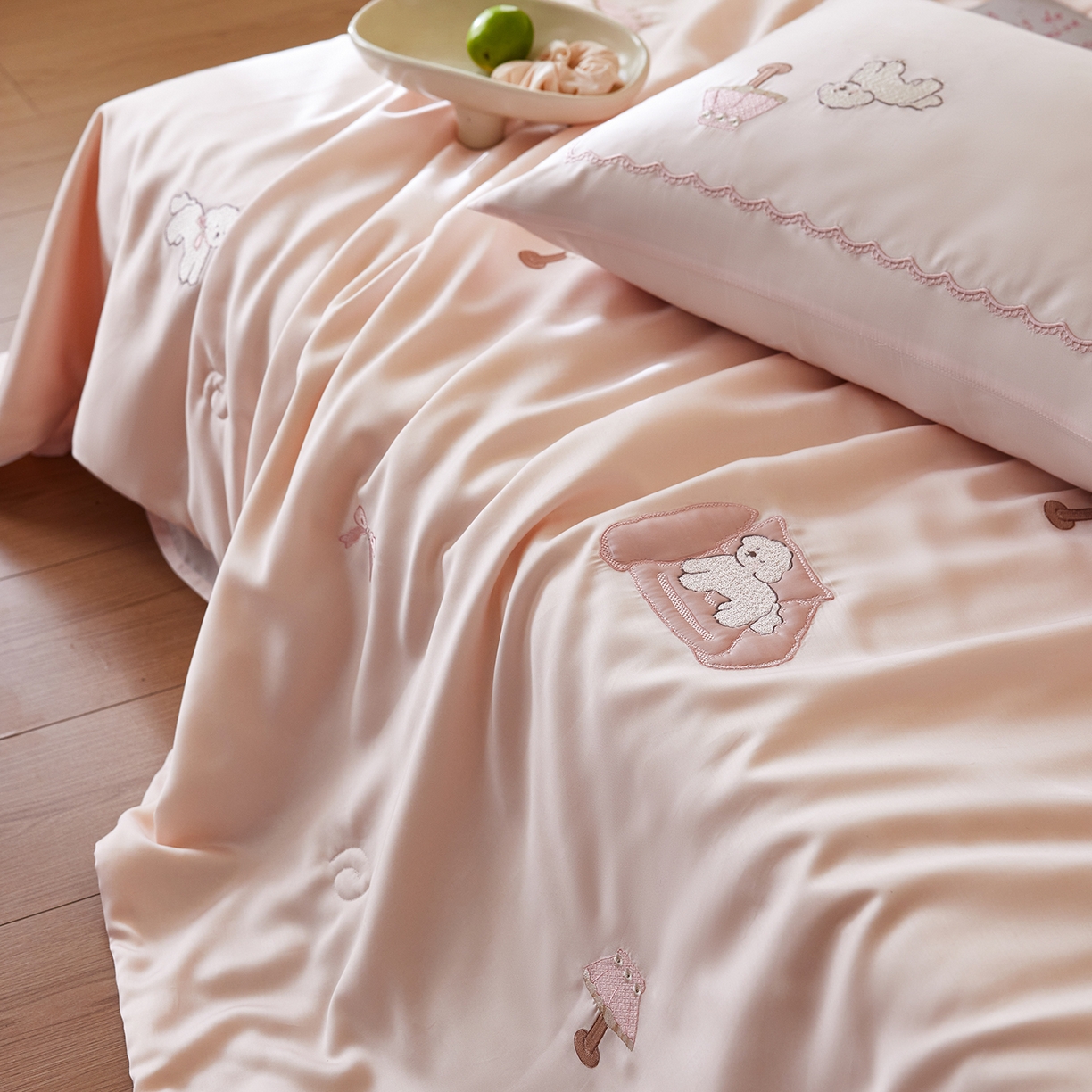 91家纺网 家纺一手货源 找家纺 风向标家纺 2026新款50天丝大豆棉夏被-萌宠甜夏系列 甜粉小卧