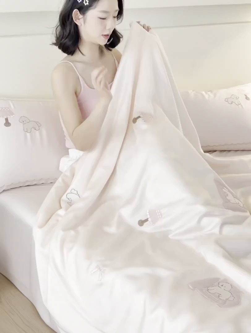 91家纺网 家纺一手货源 找家纺 风向标家纺 2026新款50天丝大豆棉夏被-萌宠甜夏系列 甜粉小卧