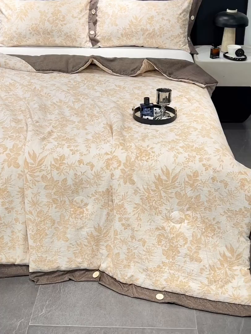 91家纺网 家纺一手货源 找家纺 圣比熊 2026新款A类夏天原麻纽扣加厚夏被宿舍双人床仿亚麻被子被芯 忆秋风