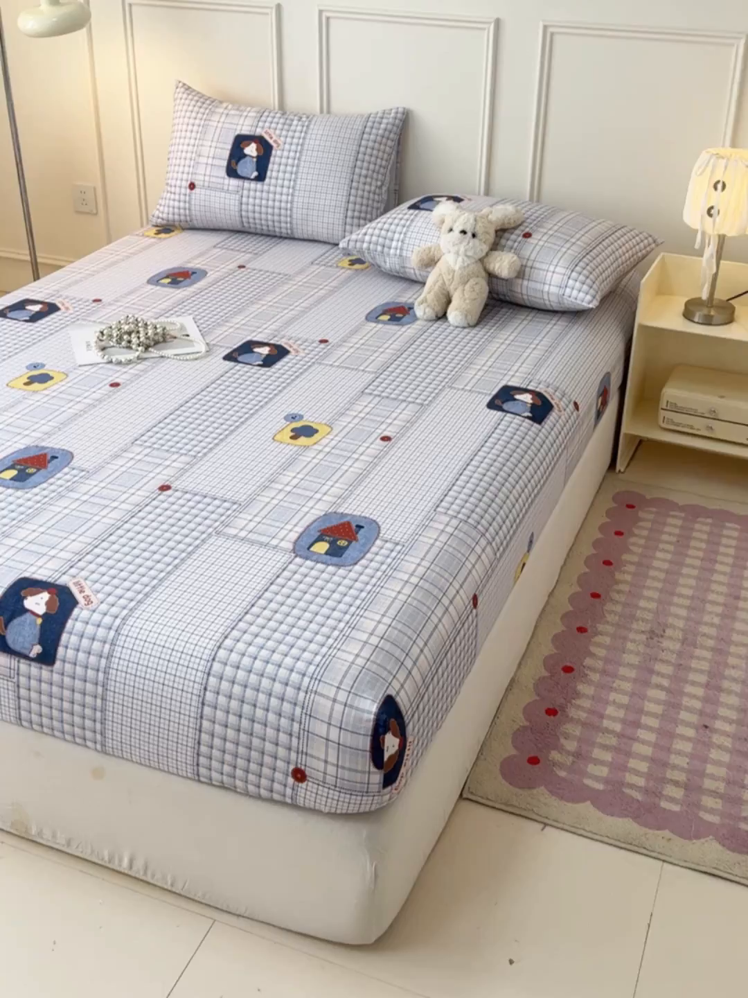 91家纺网 家纺一手货源 找家纺 缦彩 2026新款A类全棉老粗布床笠单件加厚床罩三件套 萌犬格纹