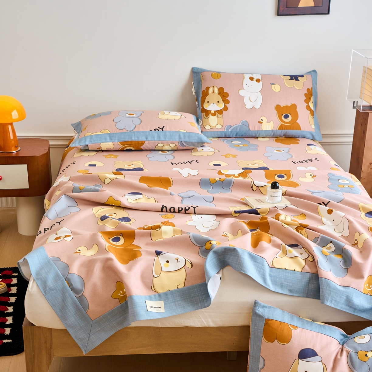 91家纺网 家纺一手货源 找家纺 春皖家纺 2026新款全棉老粗布席子凉席工艺款单床单床单单件 快乐熊