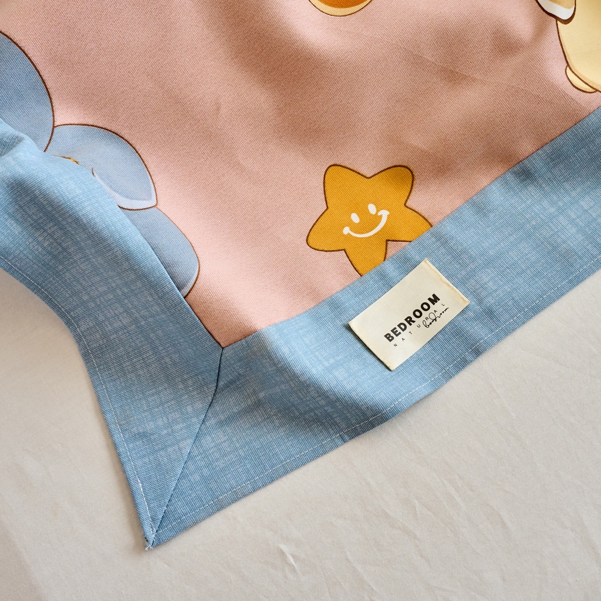 91家纺网 家纺一手货源 找家纺 春皖家纺 2026新款全棉老粗布席子凉席工艺款单床单床单单件 快乐熊