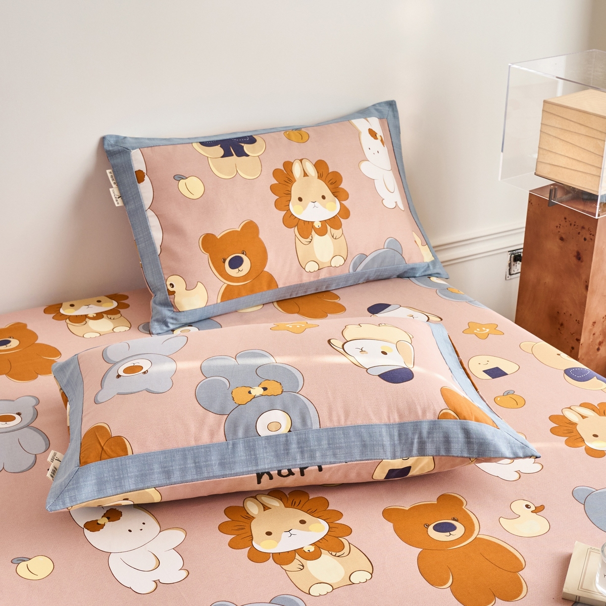 91家纺网 家纺一手货源 找家纺 春皖家纺 2026新款全棉老粗布工艺款单枕套枕套单件 快乐熊