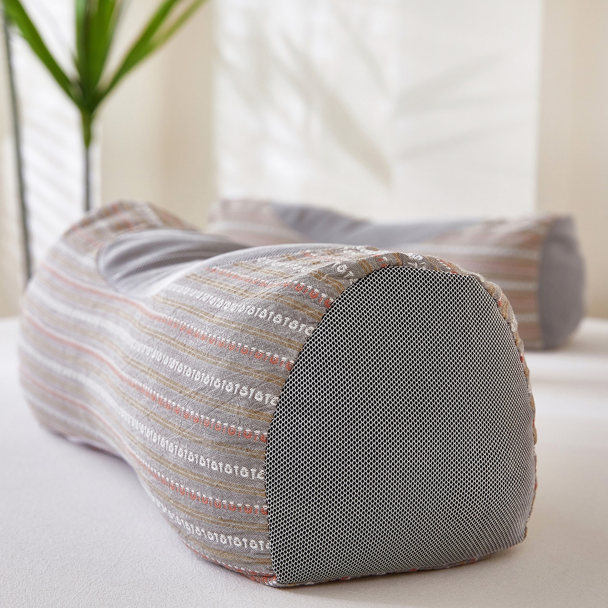 91家纺网 家纺一手货源 找家纺 梦叶草 2026新款全棉3D条纹网面透气荞麦枕头护颈枕芯 全棉条纹3D网面荞麦枕-咖色