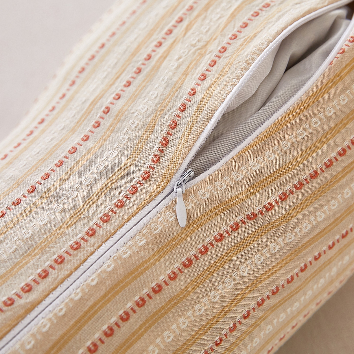 91家纺网 家纺一手货源 找家纺 梦叶草 2026新款全棉3D条纹网面透气荞麦枕头护颈枕芯 全棉条纹3D网面荞麦枕-卡其