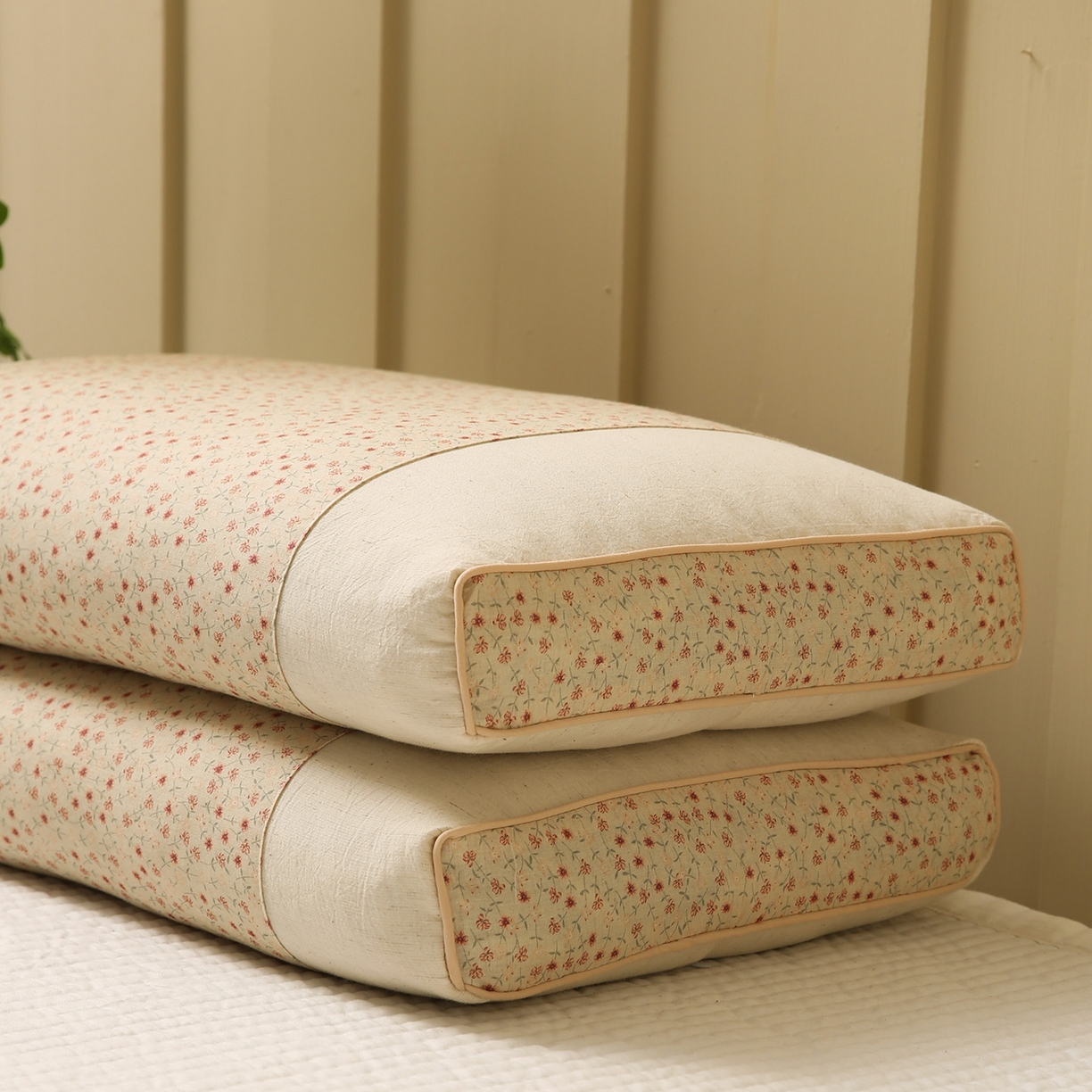 91家纺网 家纺一手货源 找家纺 梦叶草 2026新款全棉小碎花宫廷荞麦枕头枕芯 宫廷荞麦枕-小碎花米黄