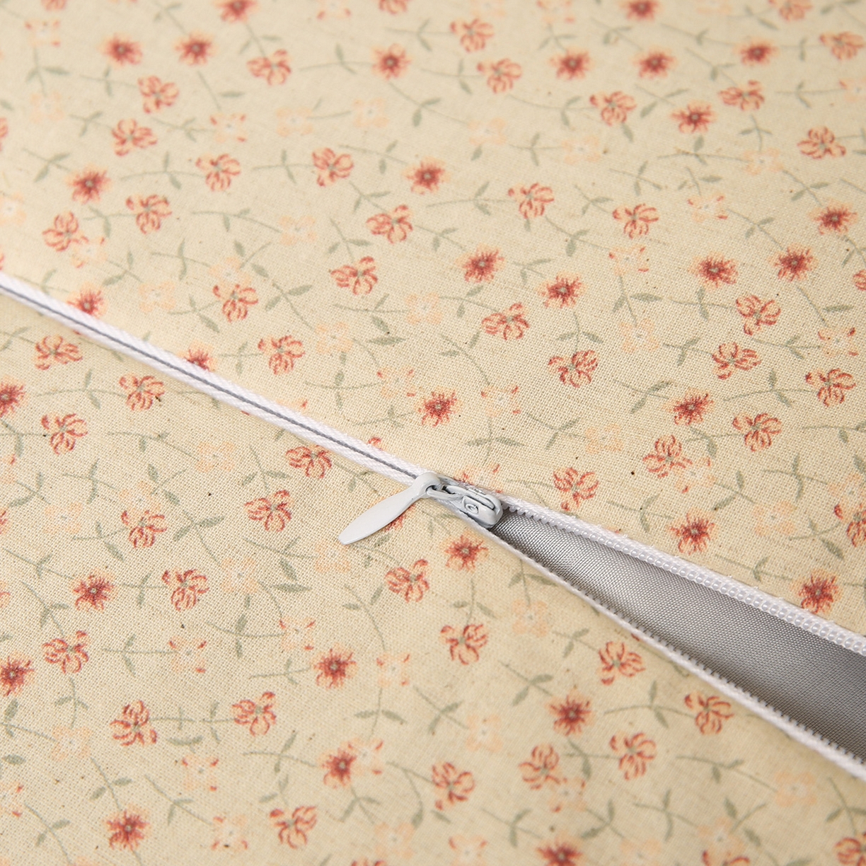 91家纺网 家纺一手货源 找家纺 梦叶草 2026新款全棉小碎花宫廷荞麦枕头枕芯 宫廷荞麦枕-小碎花米黄