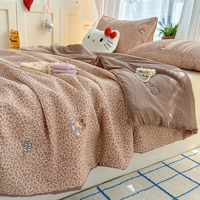 91家纺网 家纺一手货源 找家纺 晚爱家纺（原晚安家居） 2026新款泡芙棉夏被双层纱泡泡纱空调被小清新夏凉被 豹纹凯蒂