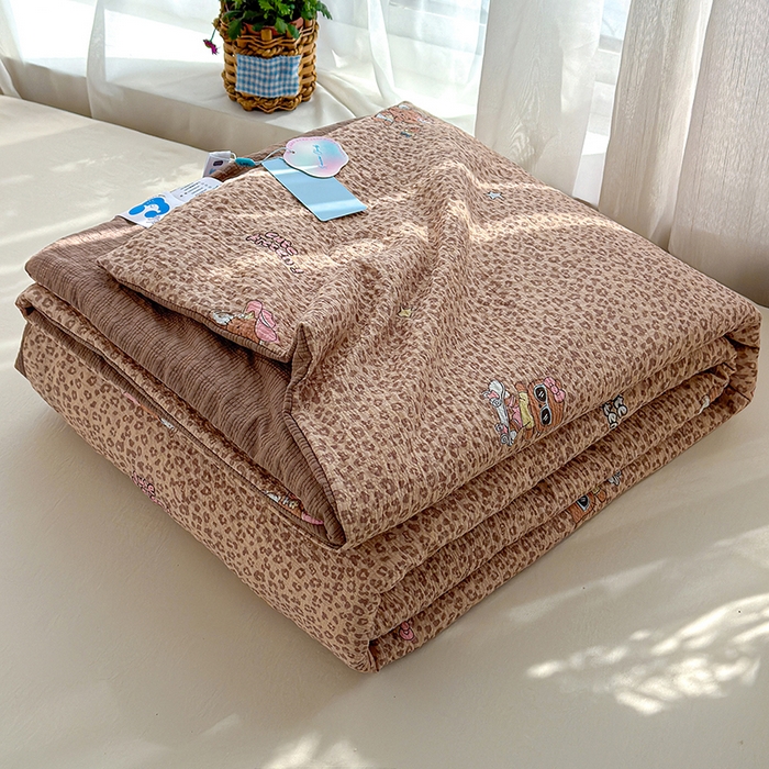 91家纺网 家纺一手货源 找家纺 晚爱家纺（原晚安家居） 2026新款泡芙棉夏被双层纱泡泡纱空调被小清新夏凉被 豹纹凯蒂