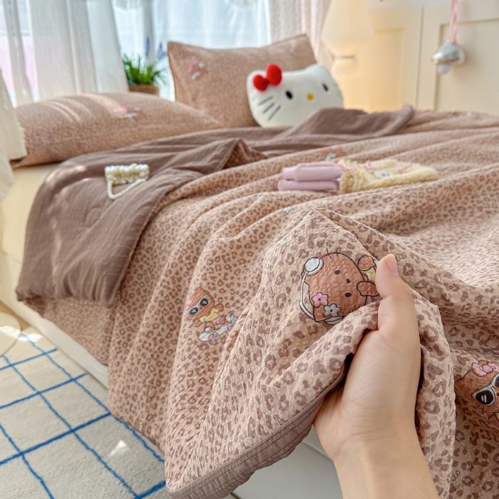 91家纺网 家纺一手货源 找家纺 晚爱家纺（原晚安家居） 2026新款泡芙棉夏被双层纱泡泡纱空调被小清新夏凉被 豹纹凯蒂