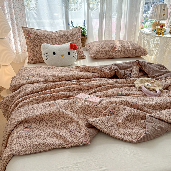 91家纺网 家纺一手货源 找家纺 晚爱家纺（原晚安家居） 2026新款泡芙棉夏被双层纱泡泡纱空调被小清新夏凉被 豹纹凯蒂