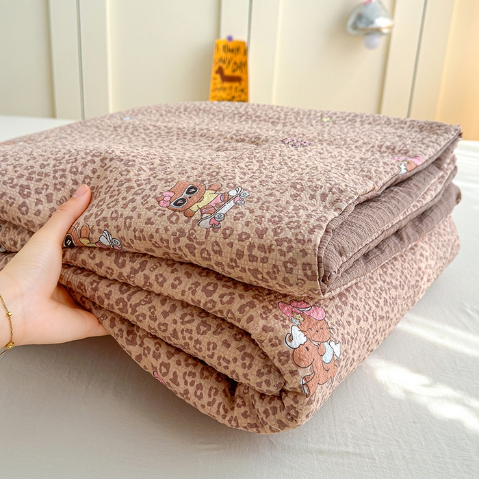 91家纺网 家纺一手货源 找家纺 晚爱家纺（原晚安家居） 2026新款泡芙棉夏被双层纱泡泡纱空调被小清新夏凉被 豹纹凯蒂