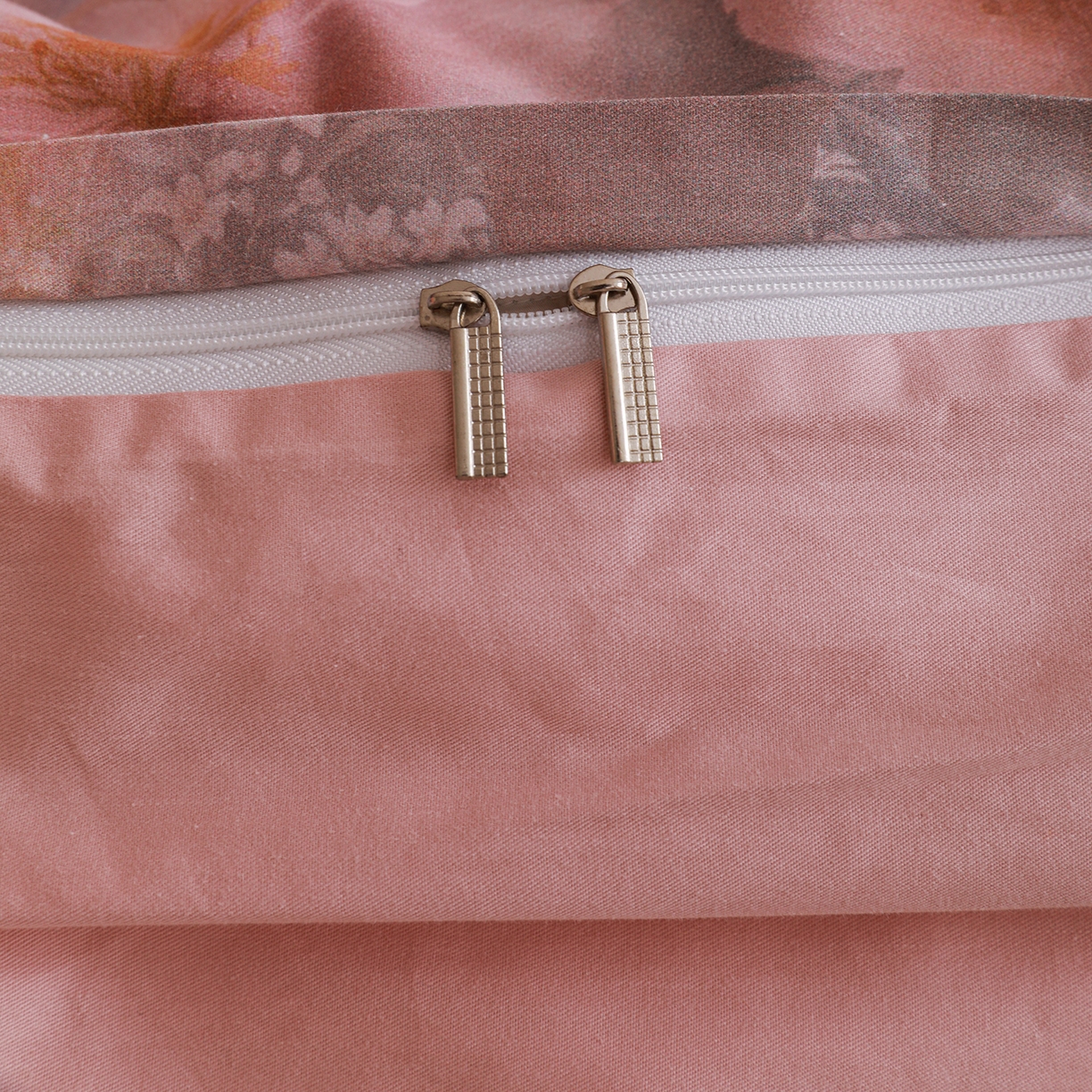 91家纺网 家纺一手货源 找家纺 朵希曼 2026新款全棉纯棉大版定位13376数码印花系列四件套 池花映日-粉