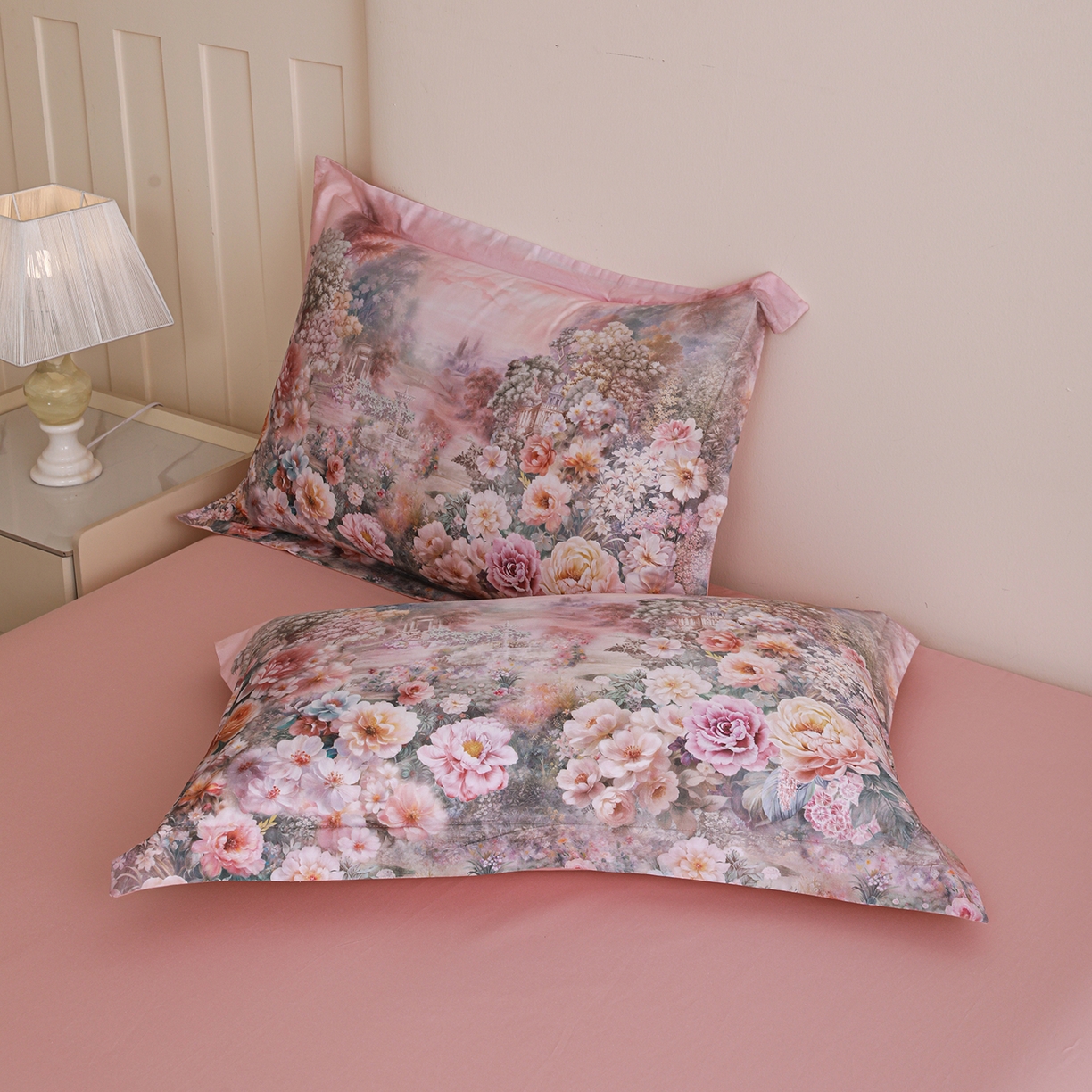 91家纺网 家纺一手货源 找家纺 朵希曼 2026新款全棉纯棉大版定位13376数码印花系列四件套 池花映日-粉