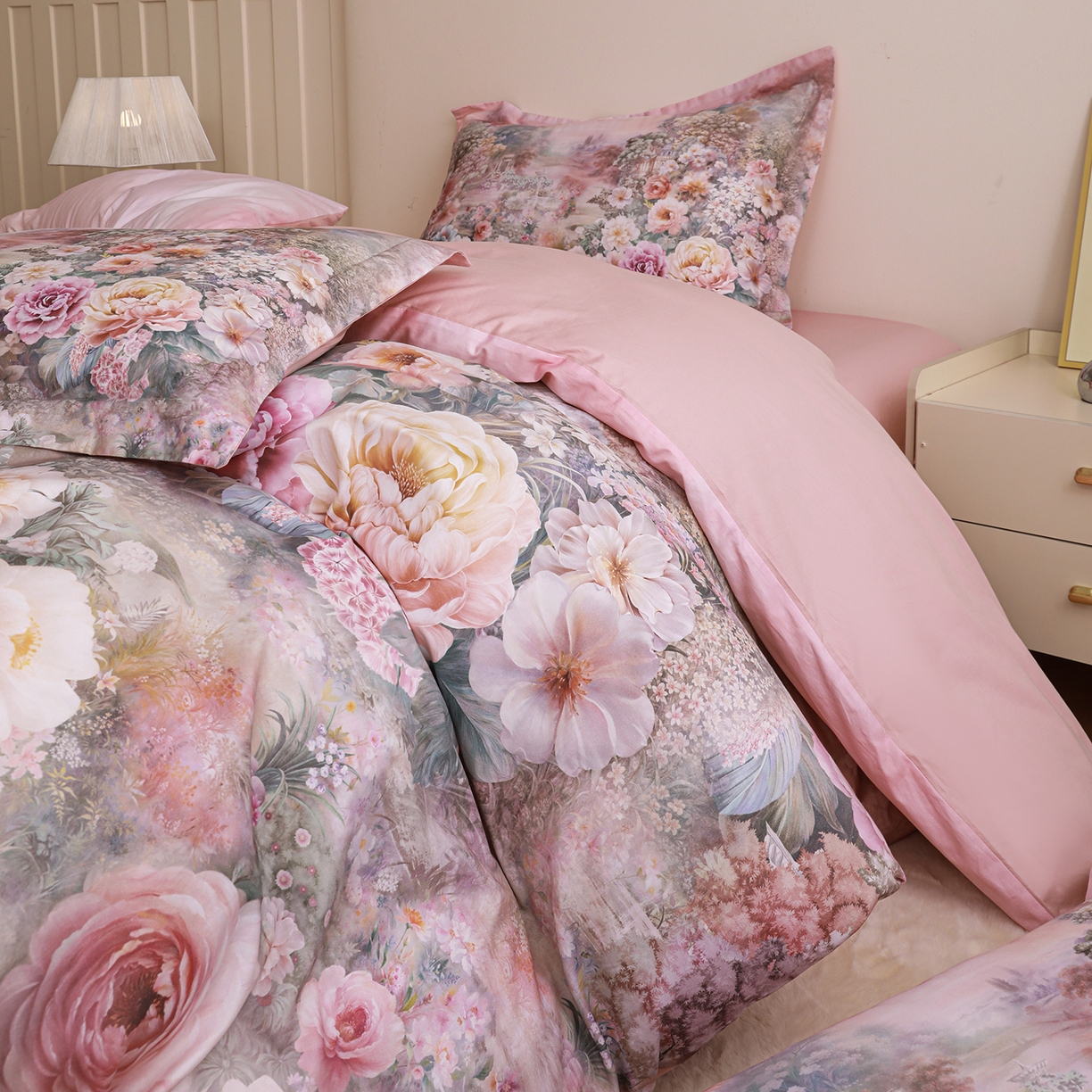 91家纺网 家纺一手货源 找家纺 朵希曼 2026新款全棉纯棉大版定位13376数码印花系列四件套 池花映日-粉