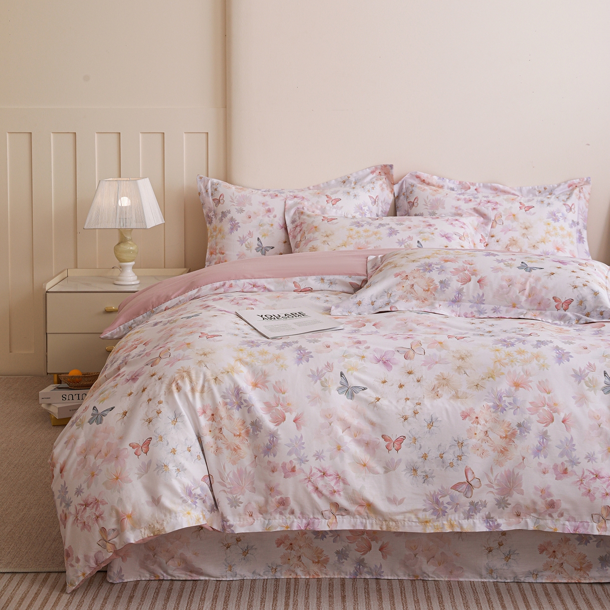 91家纺网 家纺一手货源 找家纺 朵希曼 2026新款全棉纯棉大版定位13376数码印花系列四件套 蝶影入怀-粉