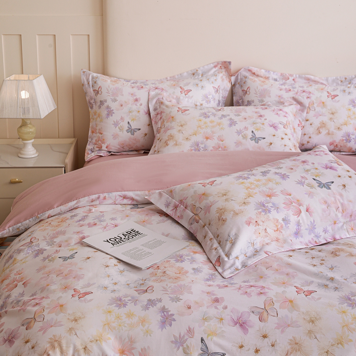 91家纺网 家纺一手货源 找家纺 朵希曼 2026新款全棉纯棉大版定位13376数码印花系列四件套 蝶影入怀-粉