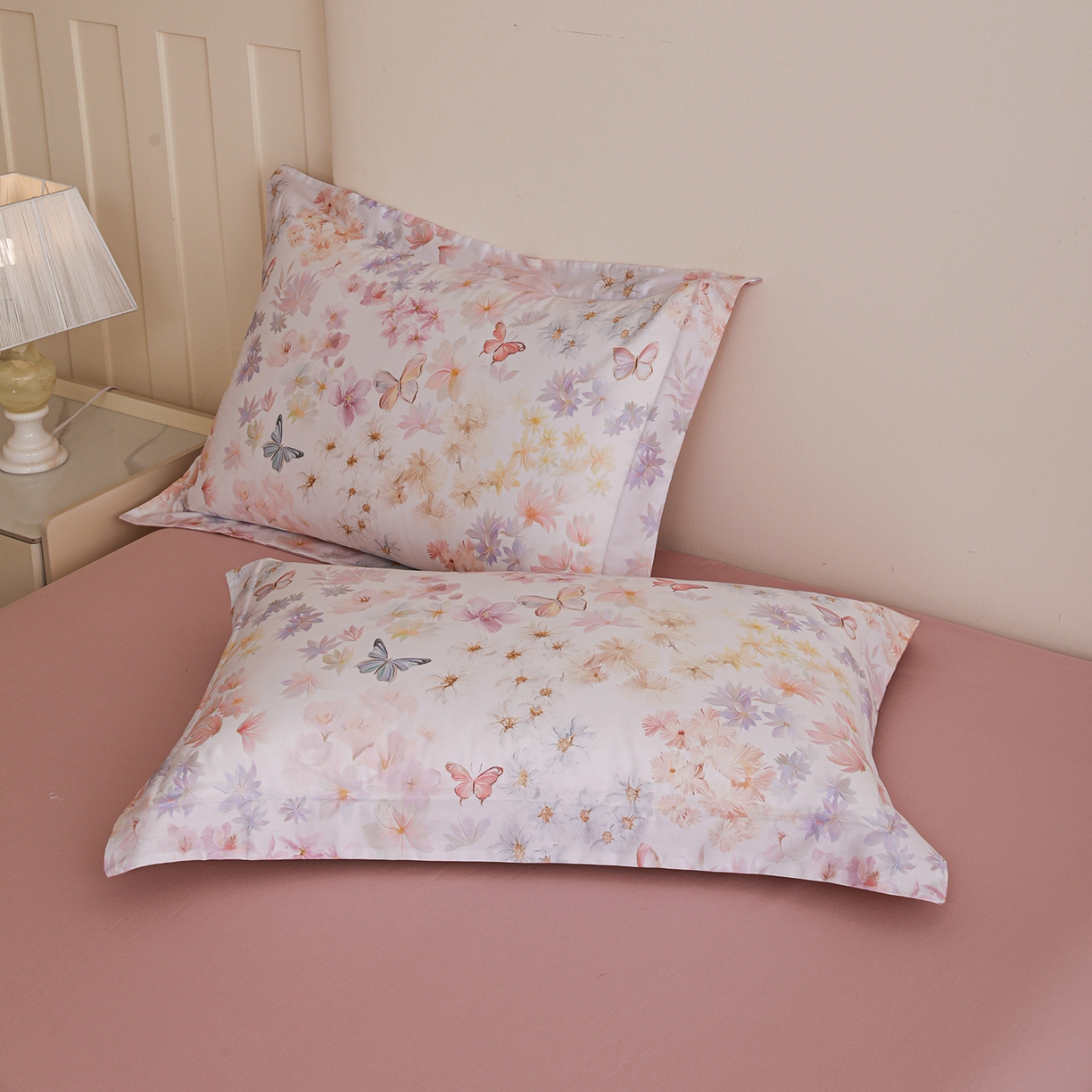 91家纺网 家纺一手货源 找家纺 朵希曼 2026新款全棉纯棉大版定位13376数码印花系列四件套 蝶影入怀-粉