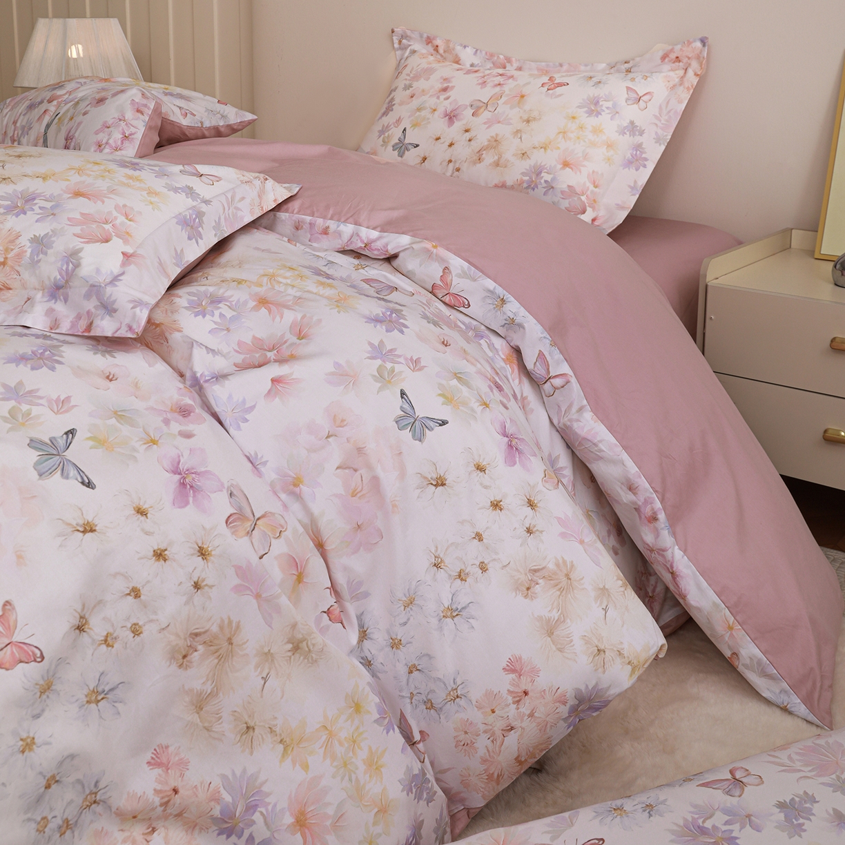 91家纺网 家纺一手货源 找家纺 朵希曼 2026新款全棉纯棉大版定位13376数码印花系列四件套 蝶影入怀-粉