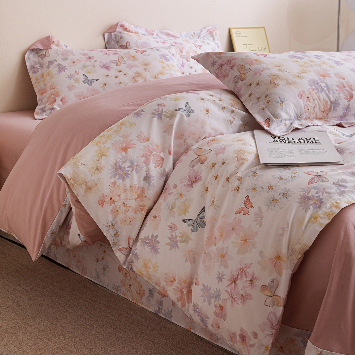 91家纺网 家纺一手货源 找家纺 朵希曼 2026新款全棉纯棉大版定位13376数码印花系列四件套 蝶影入怀-粉