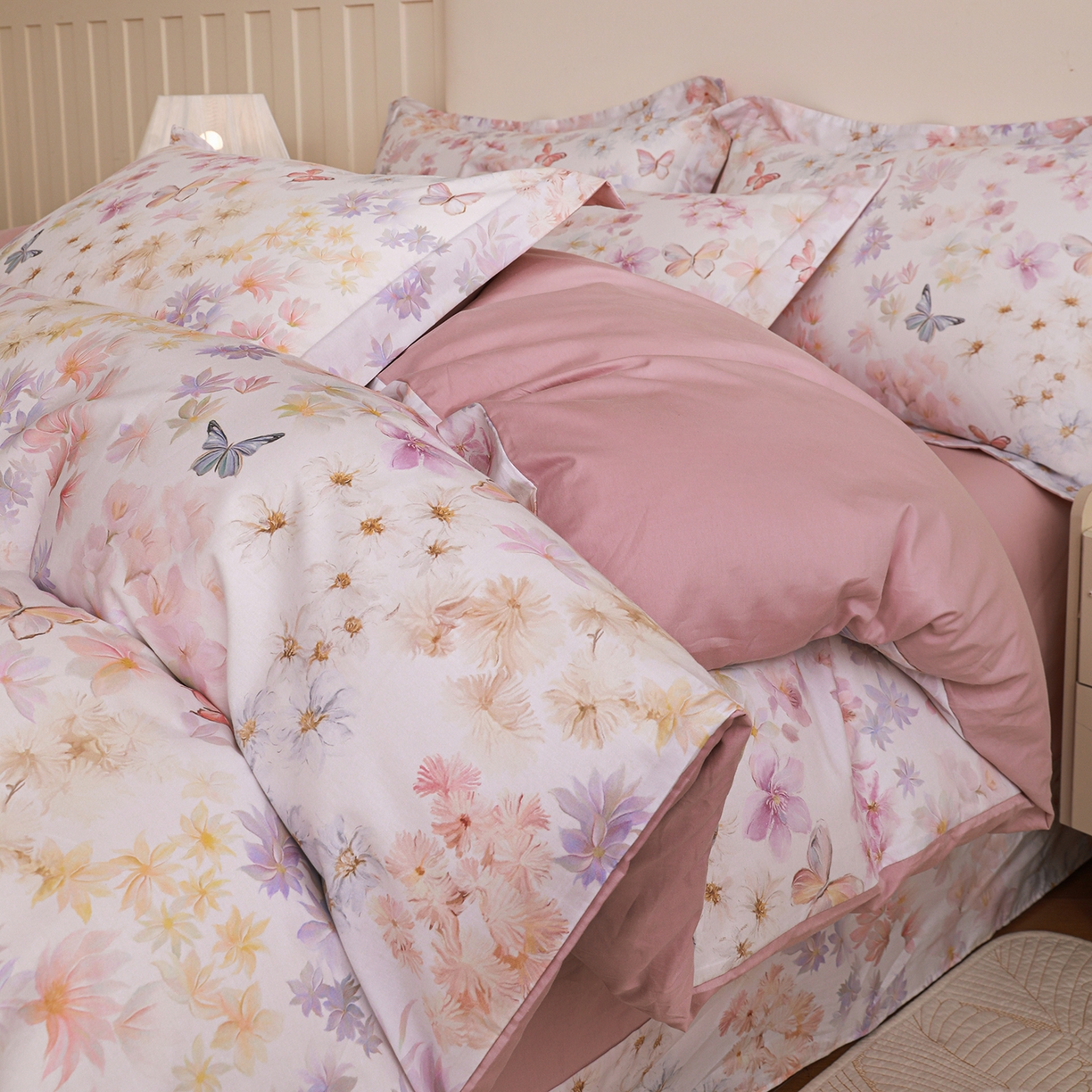 91家纺网 家纺一手货源 找家纺 朵希曼 2026新款全棉纯棉大版定位13376数码印花系列四件套 蝶影入怀-粉