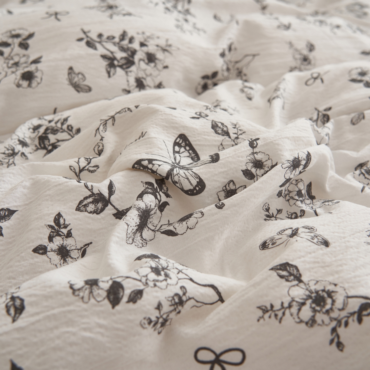 91家纺网 家纺一手货源 找家纺 晨曦家纺 2026春夏新款皱雾纱泡芙纱水洗少女ins风韩版四件套 素墨蝶语