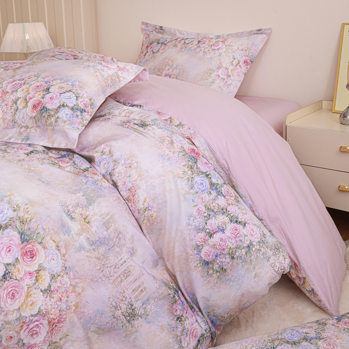 91家纺网 家纺一手货源 找家纺 朵希曼 2026新款全棉纯棉大版定位13376数码印花系列四件套 花礼-粉