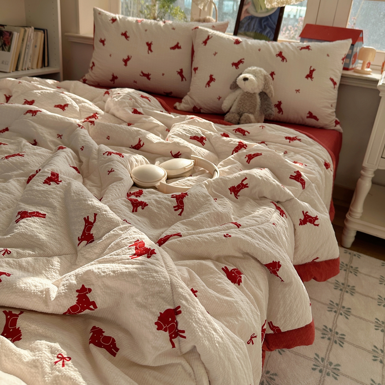 91家纺网 家纺一手货源 找家纺 梵克保罗 2026新款10A抗菌泡芙棉夏被被子被芯 泡芙棉-红缨踏马