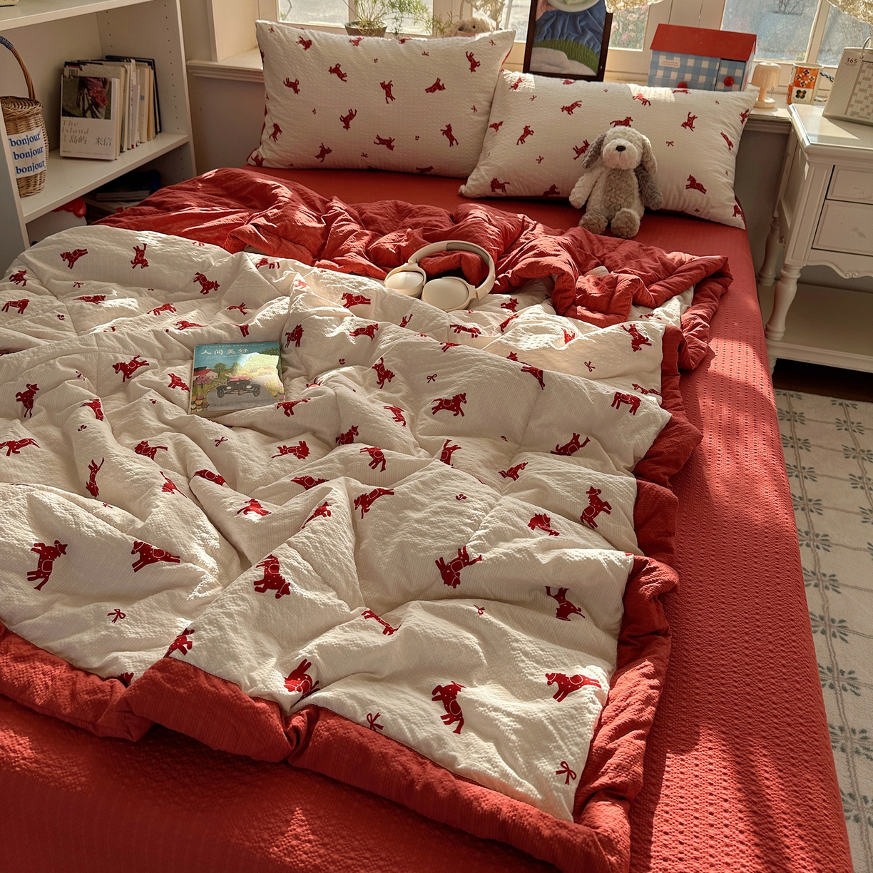 91家纺网 家纺一手货源 找家纺 梵克保罗 2026新款10A抗菌泡芙棉夏被被子被芯 泡芙棉-红缨踏马