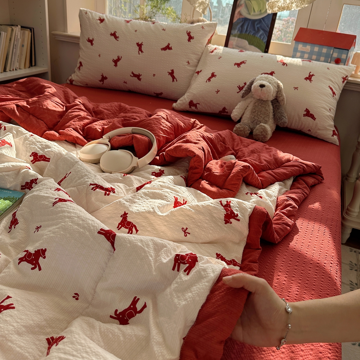 91家纺网 家纺一手货源 找家纺 梵克保罗 2026新款10A抗菌泡芙棉夏被被子被芯 泡芙棉-红缨踏马