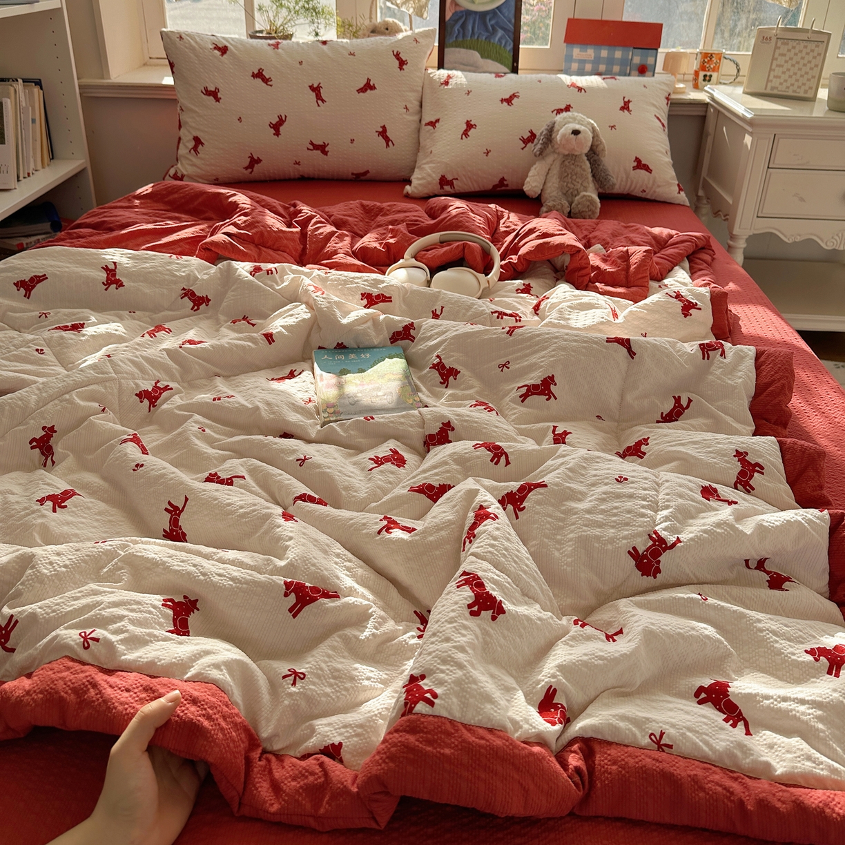 91家纺网 家纺一手货源 找家纺 梵克保罗 2026新款10A抗菌泡芙棉夏被被子被芯 泡芙棉-红缨踏马