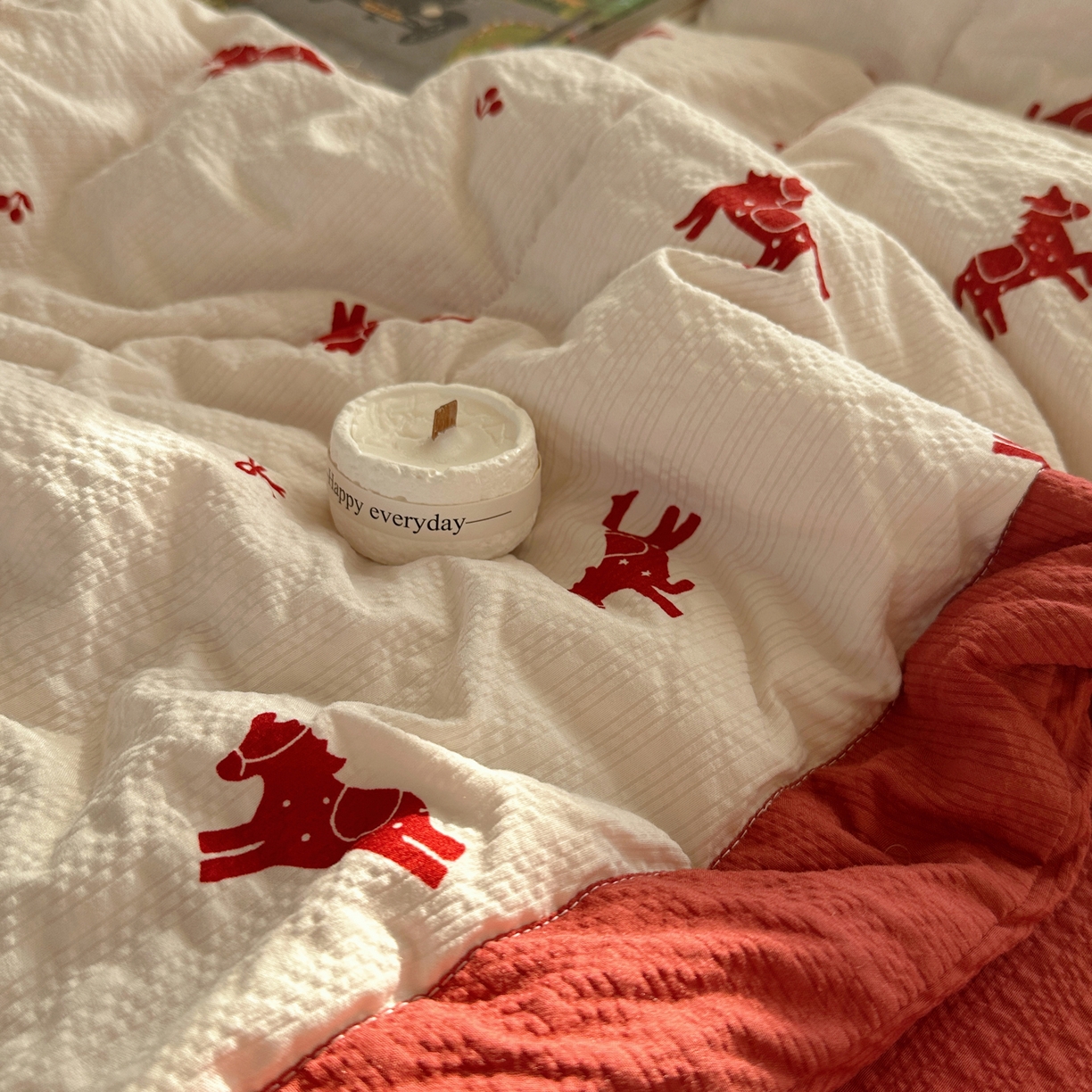 91家纺网 家纺一手货源 找家纺 梵克保罗 2026新款10A抗菌泡芙棉夏被被子被芯 泡芙棉-红缨踏马