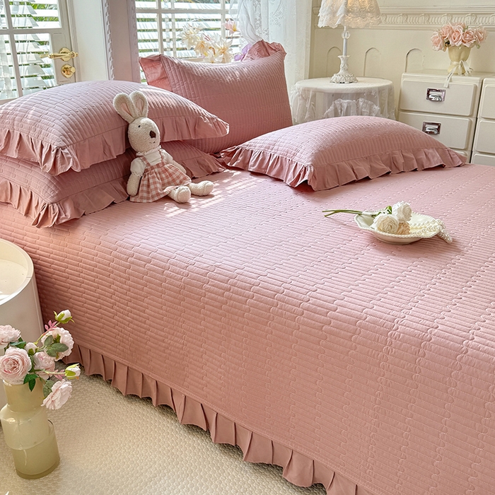 91家纺网 家纺一手货源 找家纺 花香四季家纺 2026新款13376全棉夹棉床盖三件套13372纯棉纯色床盖花边公主风（可定制任意尺寸） 豆沙色